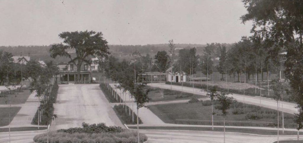 Thompson Park Circle (1901 - Present) 1 Entrance to Park Circle