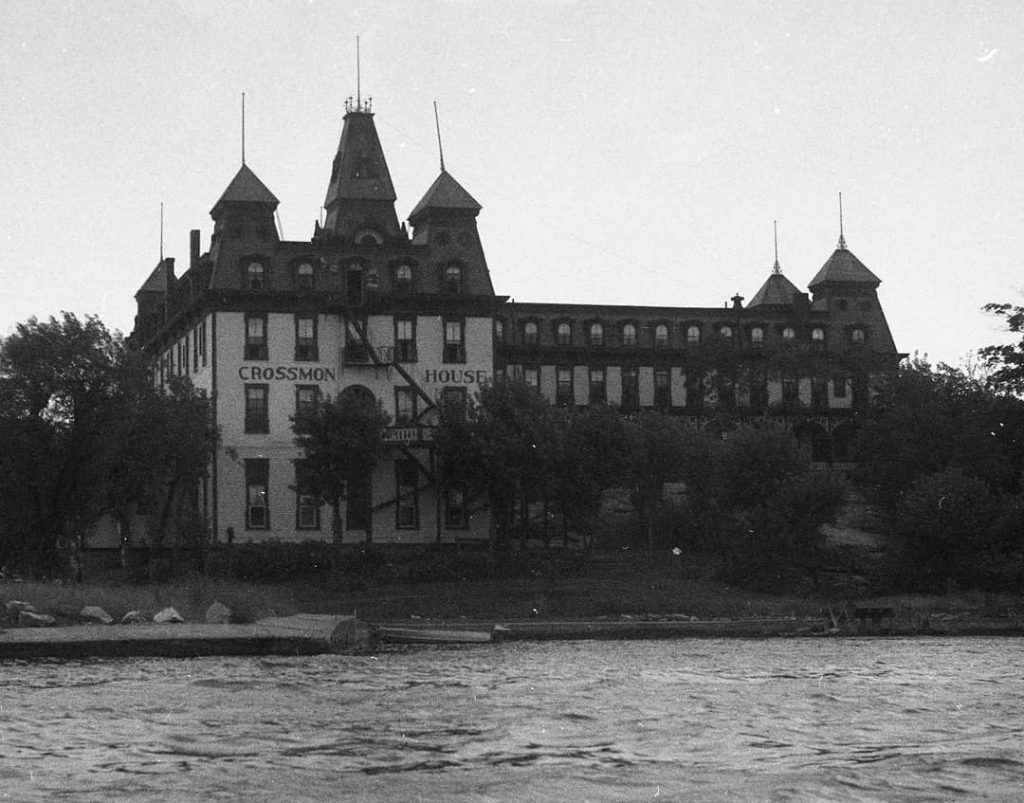 Crossmon House - Alexandria Bay - 1000 Islands 1 Crossmon House