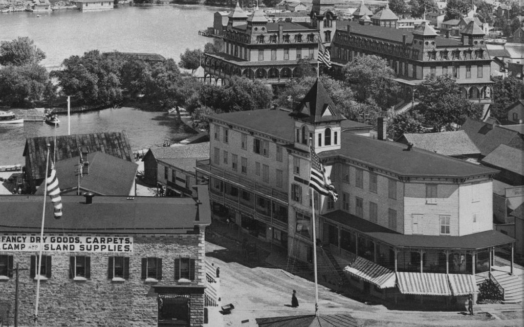 Marsden House - Thousand Islands Hotel - 1000 Islands 2 The Marsden House Between Cornwall Bros and the Crossmon House