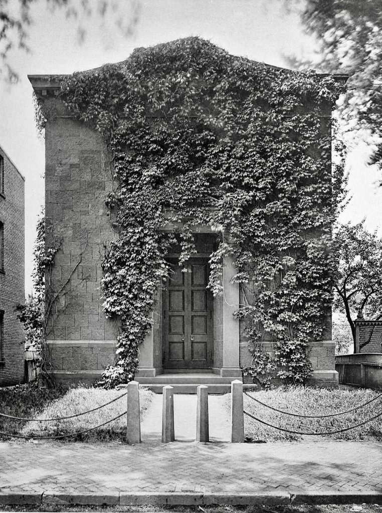 Deer Island - Skull and Bones - 1000 Islands 3 The Skull and Bones Tomb before expansion